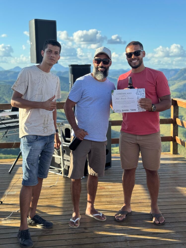 Ao som do DJ Capilé e o degustar da Cerveja Contestado acompanhe como foi  o  colorido especial do Open Voo Livre+ Sunset  no céus de Mantena