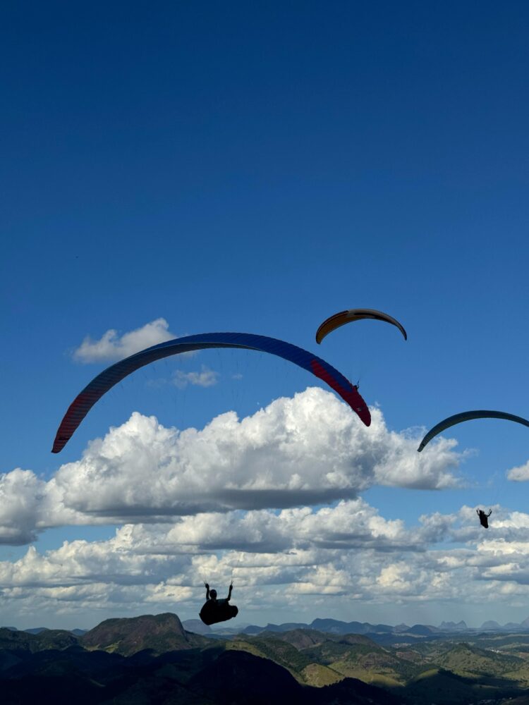 Ao som do DJ Capilé e o degustar da Cerveja Contestado acompanhe como foi  o  colorido especial do Open Voo Livre+ Sunset  no céus de Mantena