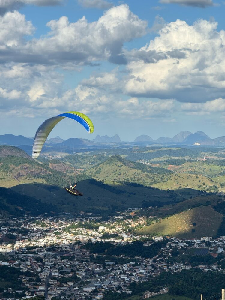 Ao som do DJ Capilé e o degustar da Cerveja Contestado acompanhe como foi  o  colorido especial do Open Voo Livre+ Sunset  no céus de Mantena