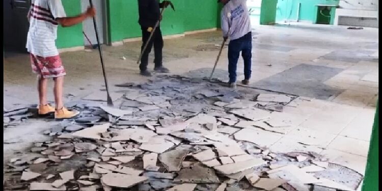 Parceria entre Prefeitura de Itabirinha  e Escola Estadual Lacerda de Aguiar viabiliza troca de piso; Inédito, pela primeira vez um  Município investe no Estado 