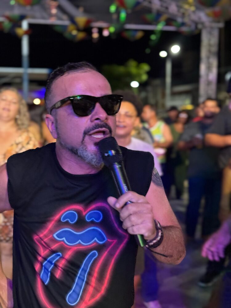Prefeito Gentil esteve presente e curtiu a Abertura do Carnaval junto ao povo de Mantena, festa continua neste domingo,(02), com matinê e shows