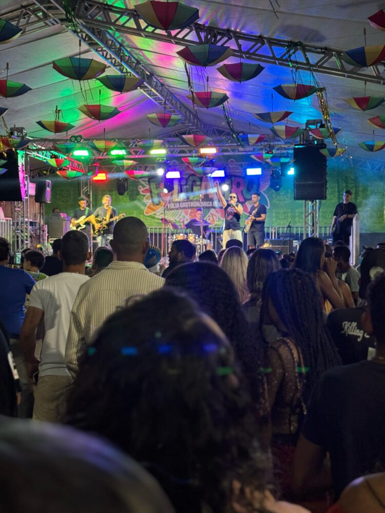 Prefeito Gentil esteve presente e curtiu a Abertura do Carnaval junto ao povo de Mantena, festa continua neste domingo,(02), com matinê e shows