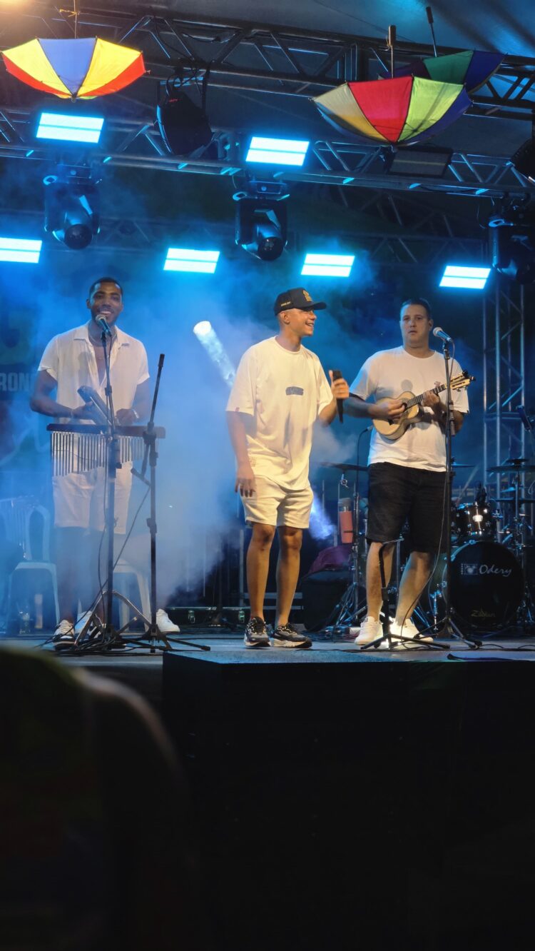 Último dia de Carnaval nesta segunda, (03), Branco Andrade  e Banda Soul Pop no FOLIGASTRO 2025; Praça Edite Trindade em Mantena
