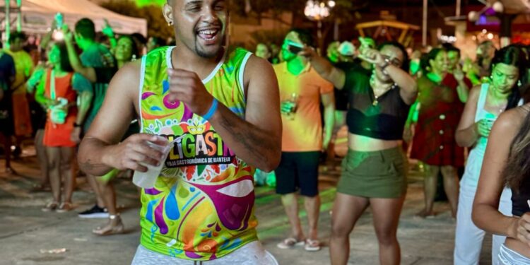 Último dia de Carnaval nesta segunda, (03), Branco Andrade e Banda Soul Pop no FOLIGASTRO 2025; Praça Edite Trindade em Mantena