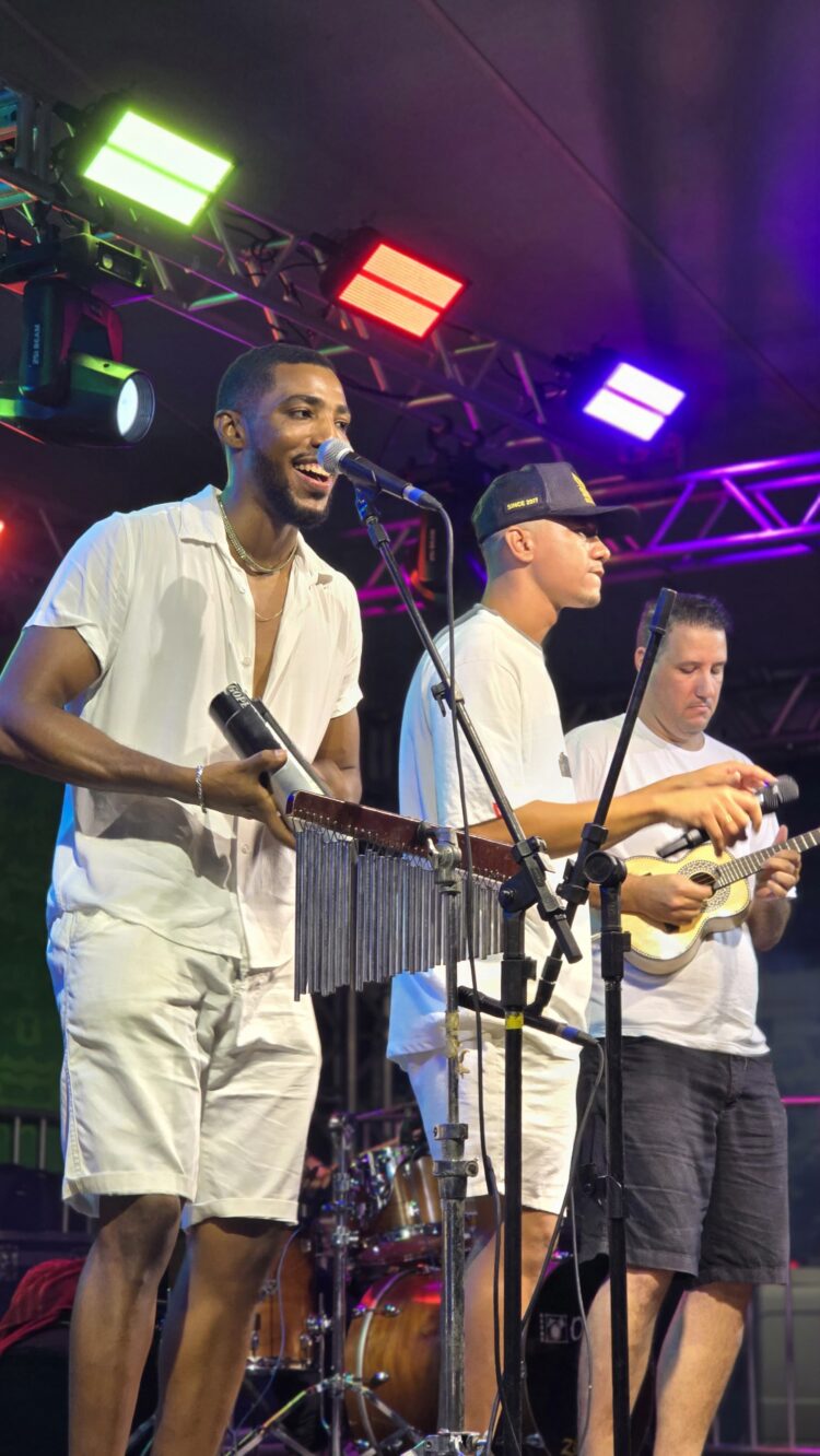 Último dia de Carnaval nesta segunda, (03), Branco Andrade  e Banda Soul Pop no FOLIGASTRO 2025; Praça Edite Trindade em Mantena