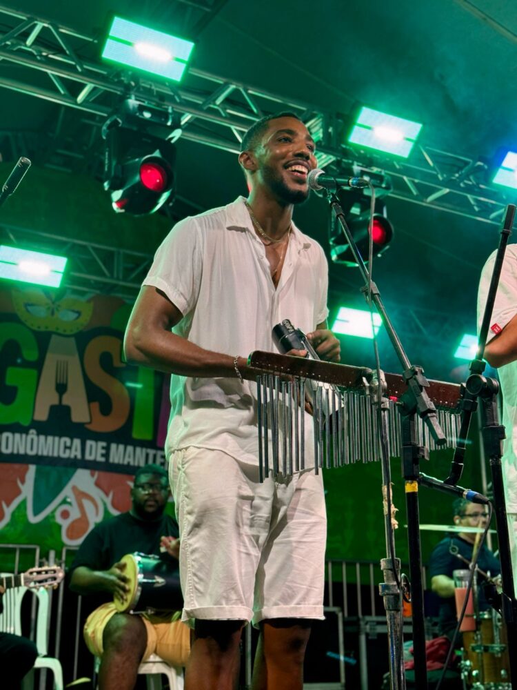 Último dia de Carnaval nesta segunda, (03), Branco Andrade  e Banda Soul Pop no FOLIGASTRO 2025; Praça Edite Trindade em Mantena