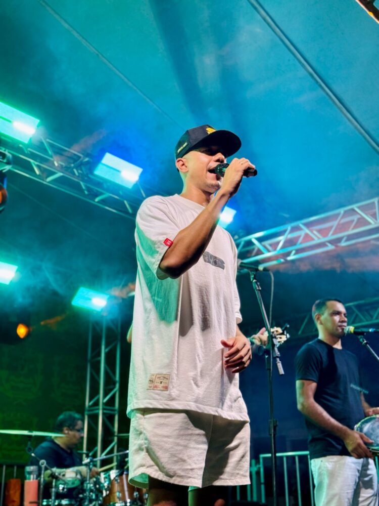 Último dia de Carnaval nesta segunda, (03), Branco Andrade  e Banda Soul Pop no FOLIGASTRO 2025; Praça Edite Trindade em Mantena