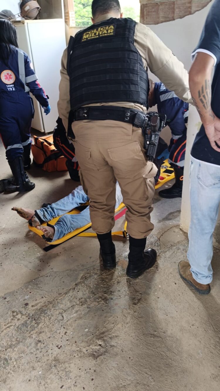 Imagem Do Dia: Homem encosta parte metálica em instalação elétrica e toma forte choque  quando preparava para colocar placas solares em telhado