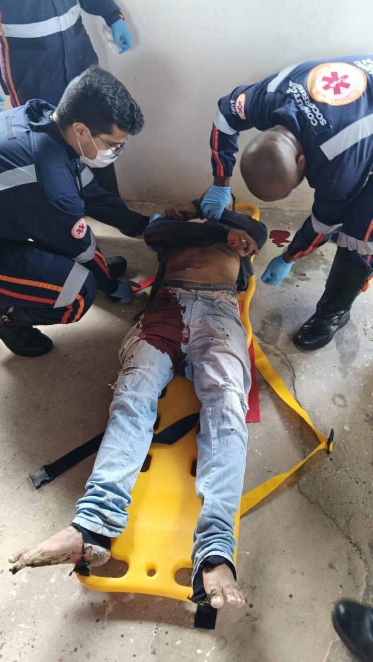 Imagem Do Dia: Homem encosta parte metálica em instalação elétrica e toma forte choque  quando preparava para colocar placas solares em telhado