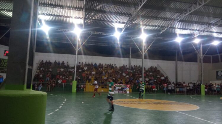 Torcida comparece assistindo  dois  jogos eletrizantes pelas semifinais da Taça Regional de Futsal 2025 em Mantena