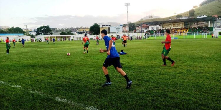 Quatro jogos, oito equipes lutam por quatro vagas e  pela classificação neste fim de semana na Copa SAAE de futebol de campo em Mantena