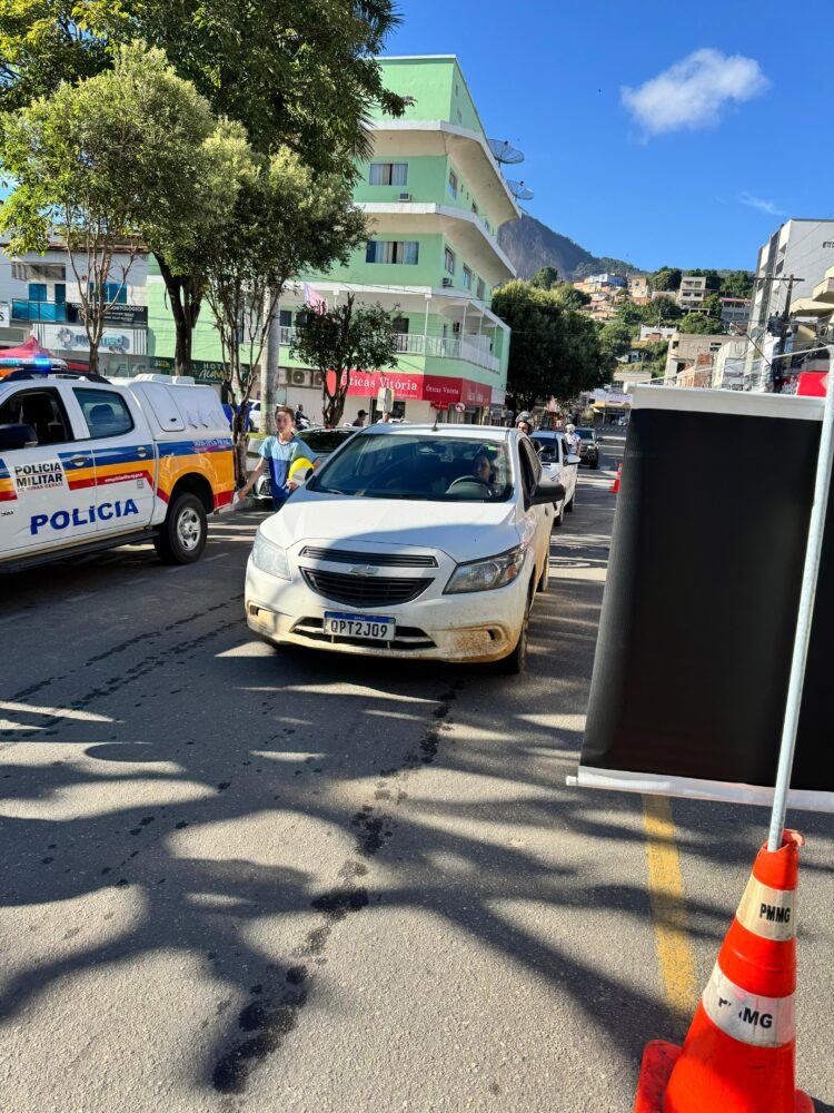 Prefeitura Municipal   através da Secretaria de Transporte e Trânsito realiza  Blitz Educativa Maio amarelo em Mantena