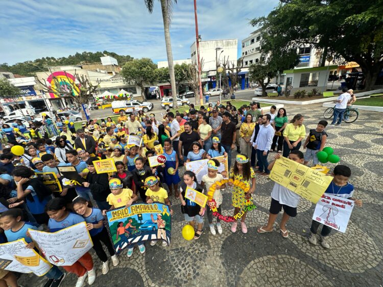 Prefeitura Municipal   através da Secretaria de Transporte e Trânsito realiza  Blitz Educativa Maio amarelo em Mantena