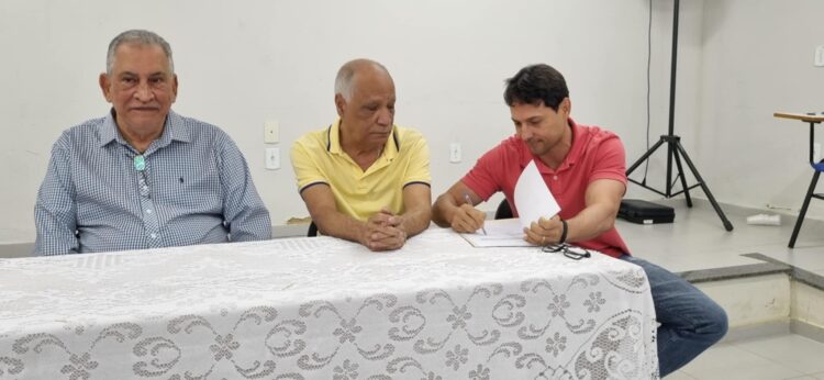 Enivaldo dos Anjos assina ato de posse e Wanderson Melgaço assume como prefeito de Barra de São Francisco, ES