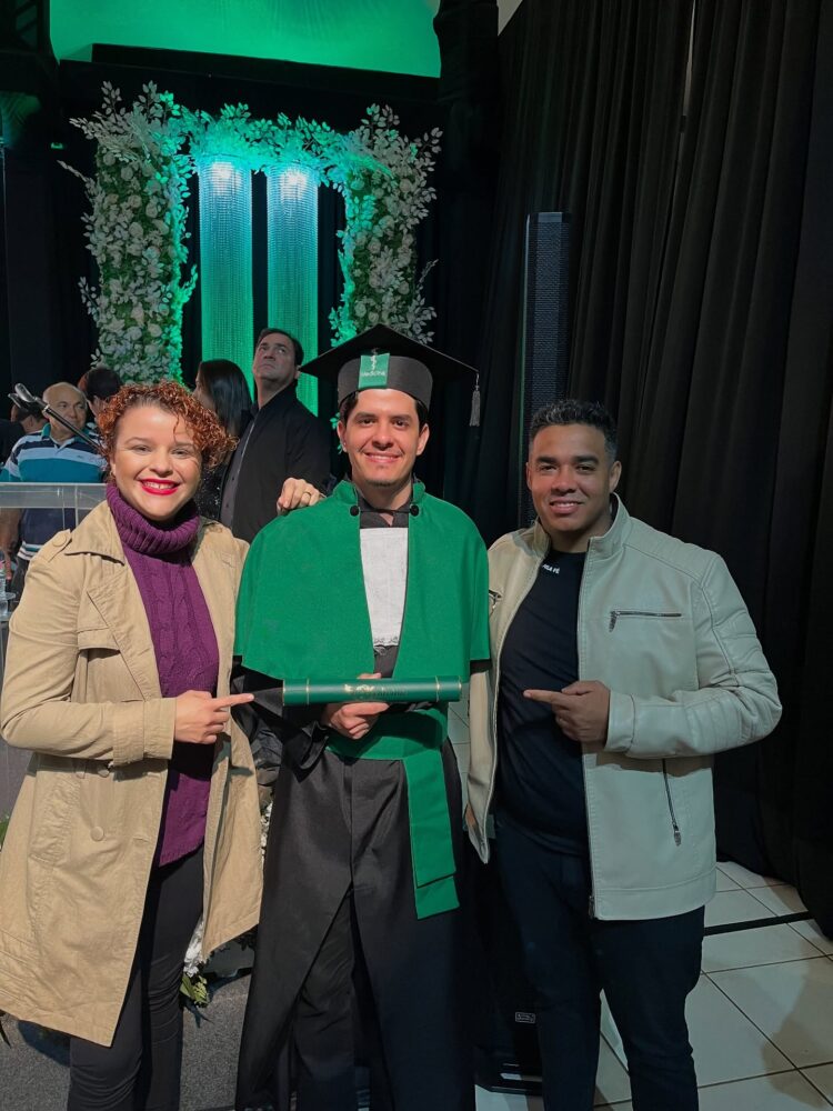 Sua Vida É Destaque: Jovem mantenense Lucas Assis Oliveira é Diplomado no Curso de Medicina em Ciudad del Este no Paraguai