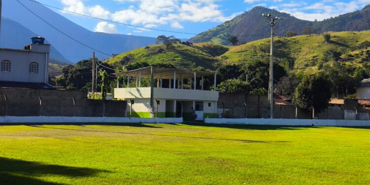 Secretaria de Esportes reforma vestiários e prepara campo para realização do Torneio da Amizade no mês de agosto em Limeira de Mantena