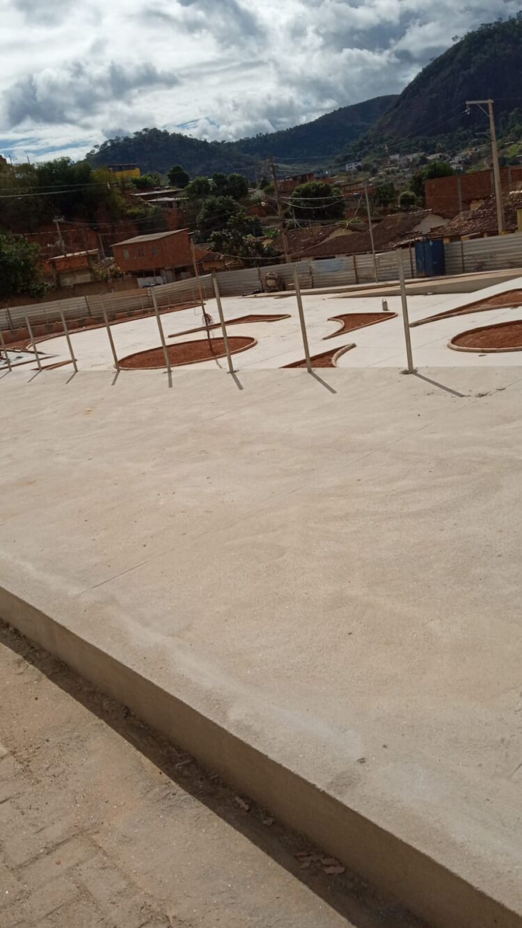 Chefe do Planejamento fala sobre os momentos finais da construção da  Praça no Bairro Boa Esperança em Mantena