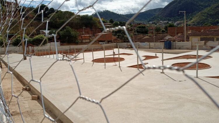 Chefe do Planejamento fala sobre os momentos finais da construção da  Praça no Bairro Boa Esperança em Mantena