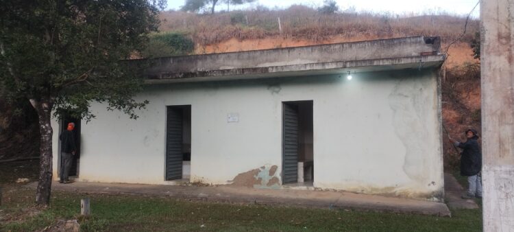 Vestiários são reformados, manutenção no gramado, redes novas  e traves pintadas no Nazário; Quadra do CESEC ganha redes e manutenção no piso em Mantena 