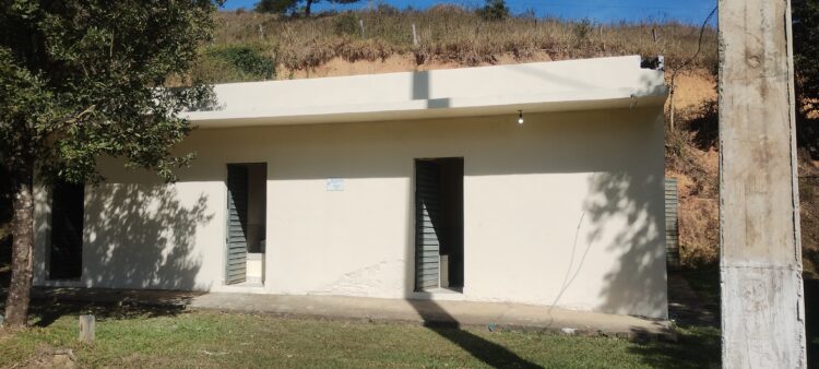 Vestiários são reformados, manutenção no gramado, redes novas  e traves pintadas no Nazário; Quadra do CESEC ganha redes e manutenção no piso em Mantena 