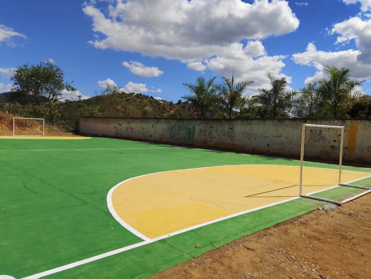 Vestiários são reformados, manutenção no gramado, redes novas  e traves pintadas no Nazário; Quadra do CESEC ganha redes e manutenção no piso em Mantena 