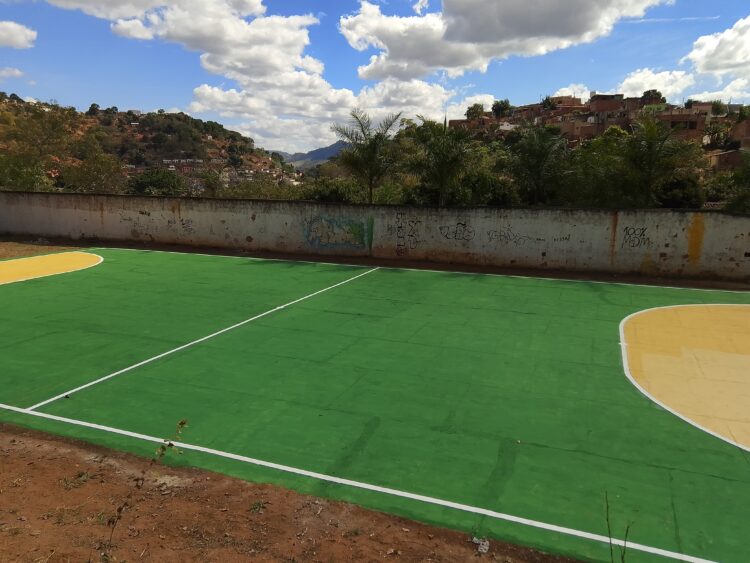 Vestiários são reformados, manutenção no gramado, redes novas  e traves pintadas no Nazário; Quadra do CESEC ganha redes e manutenção no piso em Mantena 