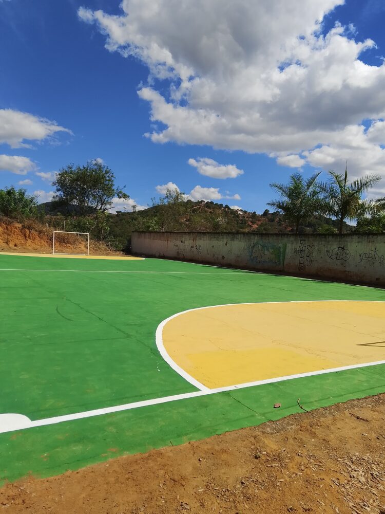 Vestiários são reformados, manutenção no gramado, redes novas  e traves pintadas no Nazário; Quadra do CESEC ganha redes e manutenção no piso em Mantena 
