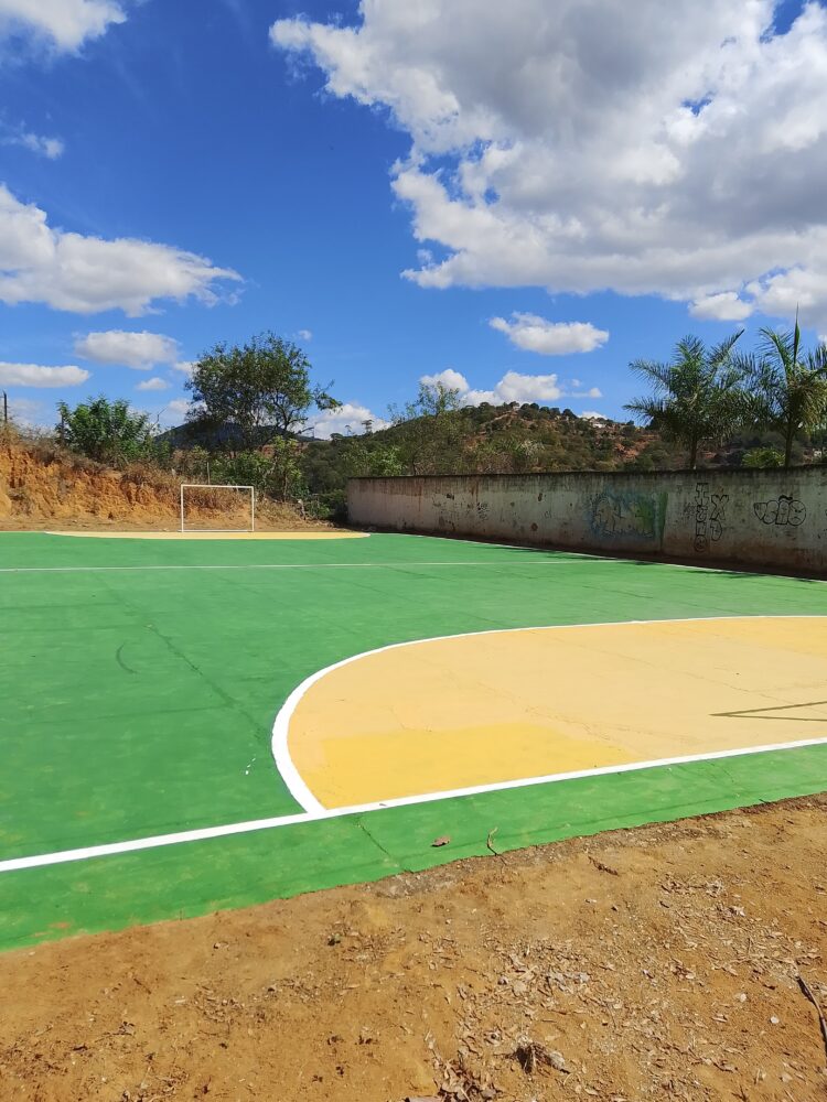Vestiários são reformados, manutenção no gramado, redes novas  e traves pintadas no Nazário; Quadra do CESEC ganha redes e manutenção no piso em Mantena 