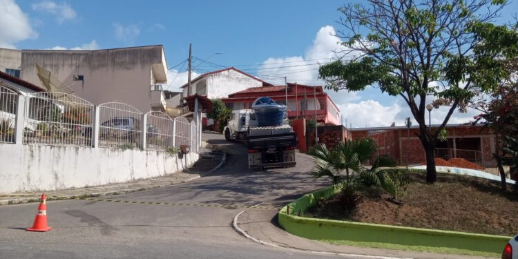 Imagem Do Dia: Caminhão carregado não consegue fazer a curva na subida para o Hospital Evangélico e trânsito é interrompido na Praça do Café  em Mantena 