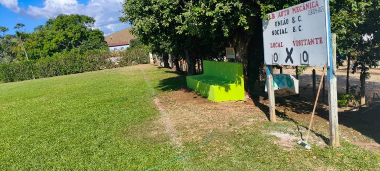 Secretaria de Esportes e Lazer cuida do gramado e reforma o vestiário de Vila Barra do Ariranha em Mantena