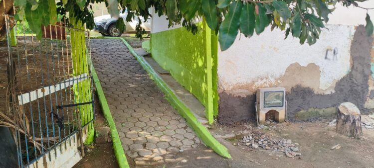 Secretaria de Esportes e Lazer cuida do gramado e reforma o vestiário de Vila Barra do Ariranha em Mantena