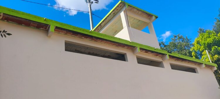 Secretaria de Esportes e Lazer cuida do gramado e reforma o vestiário de Vila Barra do Ariranha em Mantena