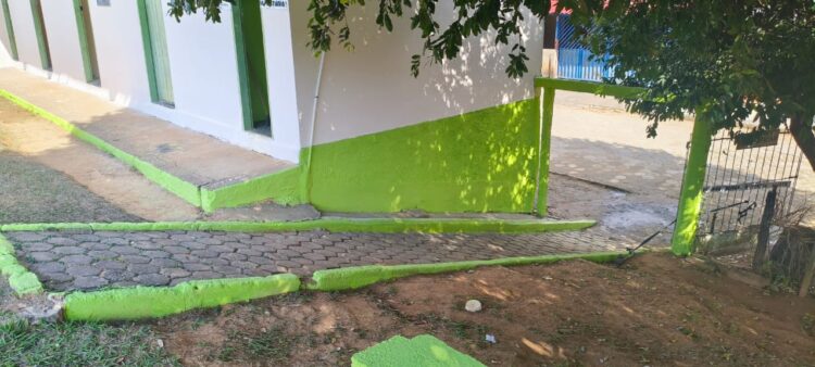 Secretaria de Esportes e Lazer cuida do gramado e reforma o vestiário de Vila Barra do Ariranha em Mantena