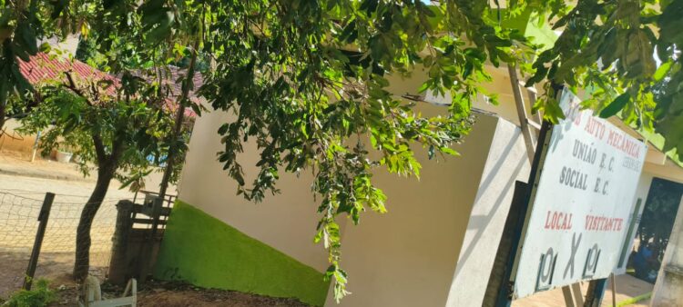 Secretaria de Esportes e Lazer cuida do gramado e reforma o vestiário de Vila Barra do Ariranha em Mantena