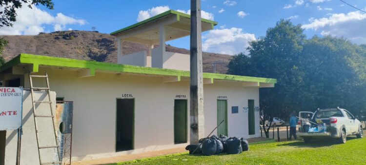Secretaria de Esportes e Lazer cuida do gramado e reforma o vestiário de Vila Barra do Ariranha em Mantena