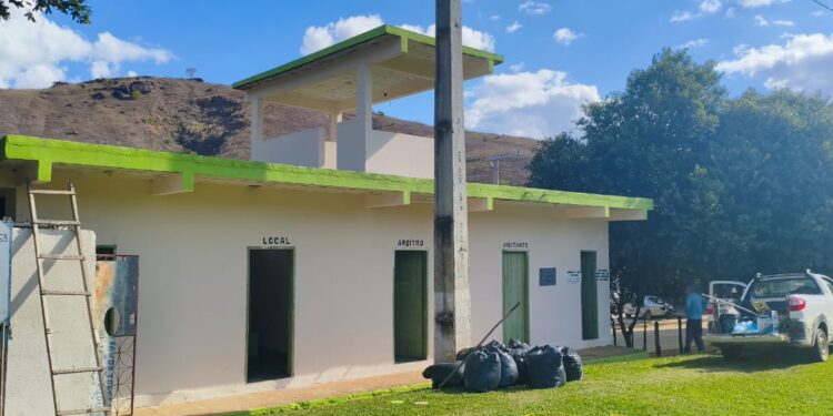 Secretaria de Esportes e Lazer cuida do gramado e reforma o vestiário de Vila Barra do Ariranha em Mantena