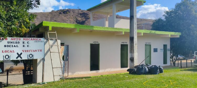 Secretaria de Esportes e Lazer cuida do gramado e reforma o vestiário de Vila Barra do Ariranha em Mantena