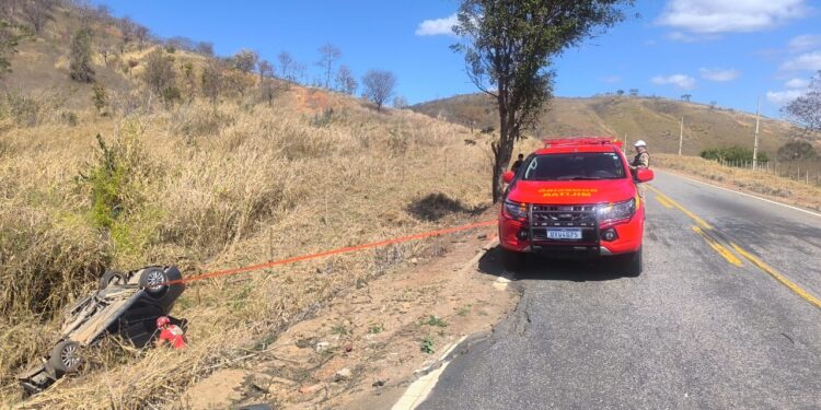 Acidente na Rodovia MGC-381, em Divino das Laranjeiras, deixa duas vítimas fatais e uma ferida