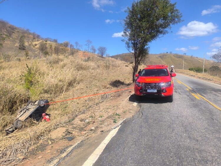 Acidente na Rodovia MGC-381, em Divino das Laranjeiras, deixa duas vítimas fatais e uma ferida