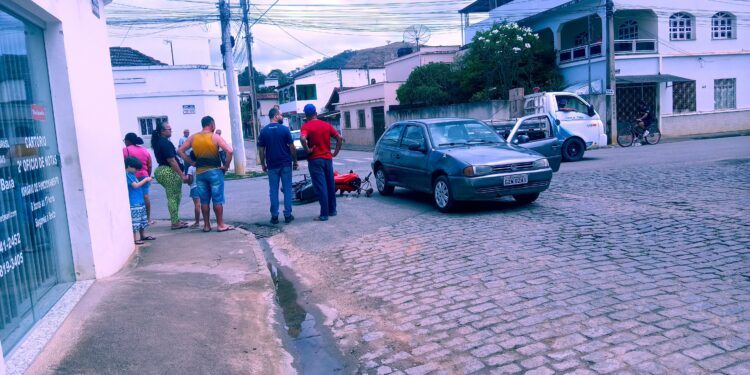 Imagem Do Dia: Acidente na manhã deste sábado, (20), na esquina da  Getúlio Vargas com Praça Vereador José Santiago Sena  no centro de Mantena 