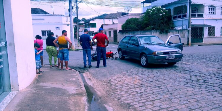 Imagem Do Dia: Acidente na manhã deste sábado, (20), na esquina da  Getúlio Vargas com Praça Vereador José Santiago Sena  no centro de Mantena 