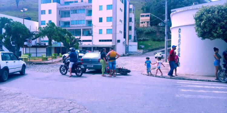 Imagem Do Dia: Acidente na manhã deste sábado, (20), na esquina da  Getúlio Vargas com Praça Vereador José Santiago Sena  no centro de Mantena 