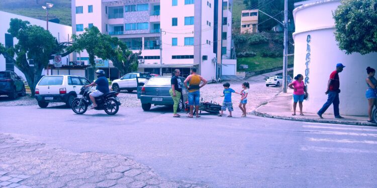 Imagem Do Dia: Acidente na manhã deste sábado, (20), na esquina da  Getúlio Vargas com Praça Vereador José Santiago Sena  no centro de Mantena 
