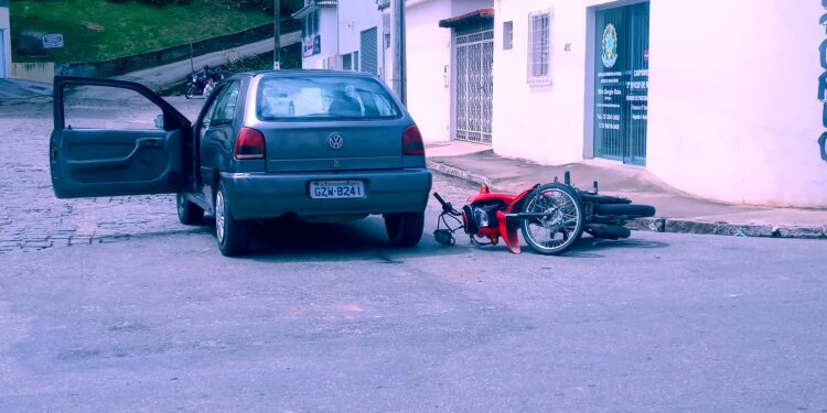 Imagem Do Dia: Acidente na manhã deste sábado, (20), na esquina da  Getúlio Vargas com Praça Vereador José Santiago Sena  no centro de Mantena 