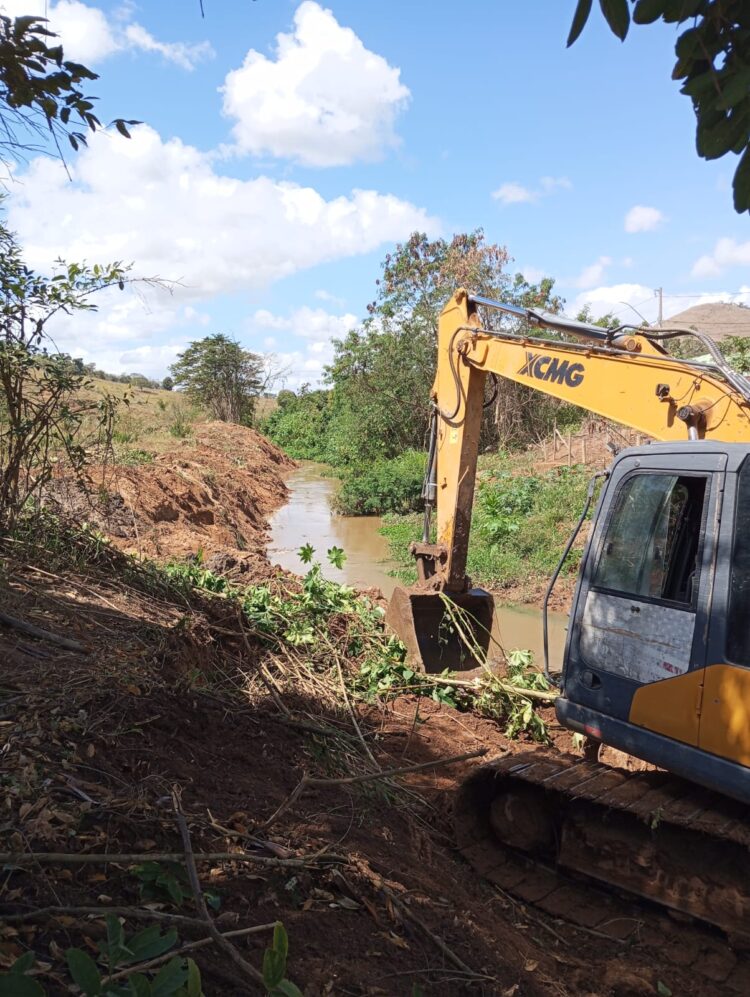 Imagem Da Semana: Prefeito Gentil Mata da Cruz começa limpeza dos rios de Mantena 