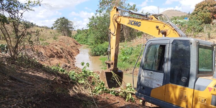Imagem Da Semana: Prefeito Gentil Mata da Cruz começa limpeza dos rios de Mantena 
