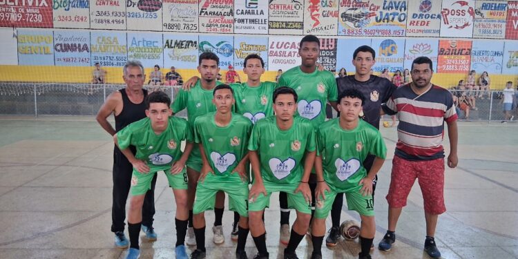 Alunos de Futsal da  Escolinha Nota 10 de Mantena  são vice-campeões  neste domingo, (21), em Central de Minas 