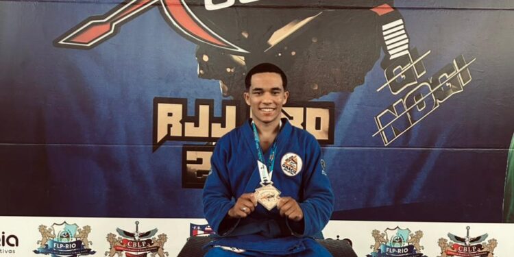 Mantenense Leonardo Bruno é Campeão Internacional do Brasil X-Combat em Vitória -ES