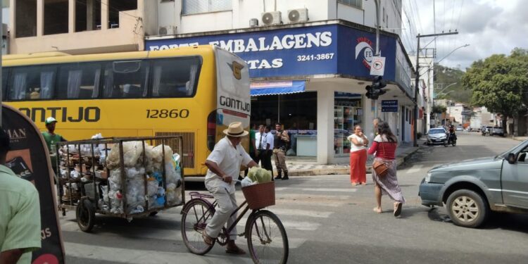 Imagem Do Dia: Acidente na tarde desta quinta, (02), na esquina da José Mol com a Rua São Francisco em Mantena