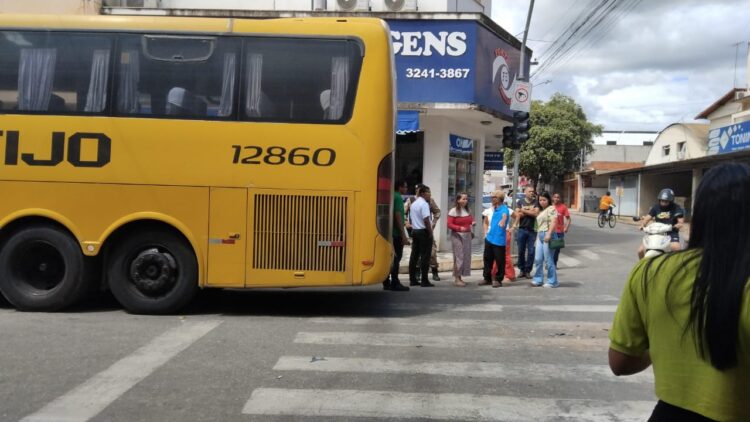 Imagem Do Dia: Acidente na tarde desta quinta, (02), na esquina da José Mol com a Rua São Francisco em Mantena